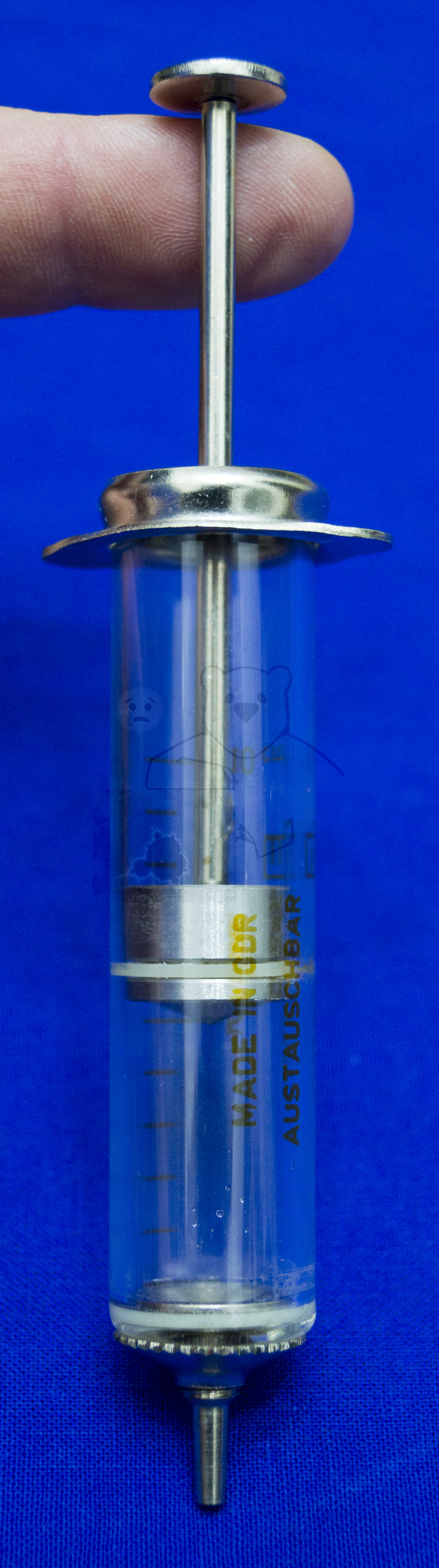 Spritzenbox Feldlazarett / Sanitäter, Anfang 1970'er Jahre, Detailaufnahme der montierten 10ml Spritze